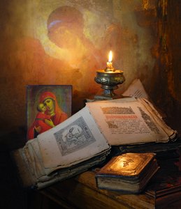 Heilige boeken en kaarslicht door Andrey Morozov