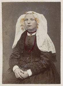 Portret van een vrouw in de klederdracht van Beijerland