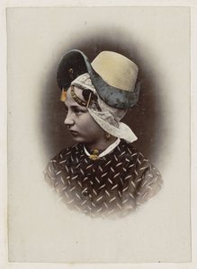 Portret van een vrouw in de klederdracht van Noord-Holland door Andries Jager