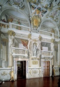 Interieur van een officiële vergaderzaal versierd met fresco