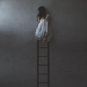 Eenzame vrouw op een ladder