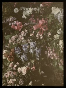 Bossen bloemen met strik, mand en kaartje