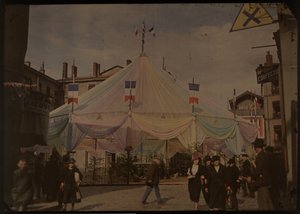 Feesttent op een plein in een onbekende Franse stad door Anonymous