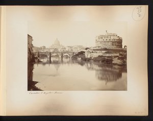 Gezicht op de Engelenburcht, de Tiber en de Sint Pieter te Rome, Italië door Anonymous