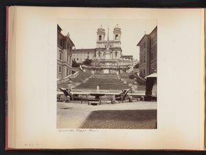Gezicht op de Spaanse trappen, de Piazza di Spagna en de Trinità dei Monti te Rome, Italië