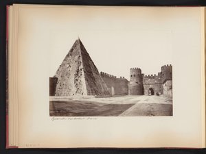 Gezicht op de pyramide van Caius Cestius en Porta Ostiense te Rome, Italië door Anonymous