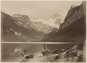 Gezicht op een meer en omliggende bergen met op de voorgrond een man staand in een boot, vermoedelijk in de Alpen door Anonymous
