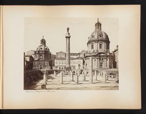 Gezicht op het Forum van Trajanus te Rome, met de zuil van Trajanus en de kerken Santissimo Nome di Maria en Santa Maria di Loreto, Italië door Anonymous