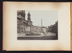 Gezicht op het Piazza Navona met fontein te Rome, Italië