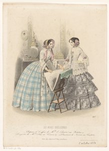 Interieur met twee vrouwen naast een prentstandaard