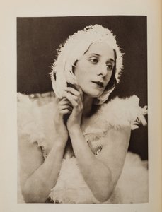 Anna Pavlova (Pavlovna) (1881-1931) in het ballet De Stervende Zwaan door Camille Saint-Saens, Anoniem. Chromolithografie
