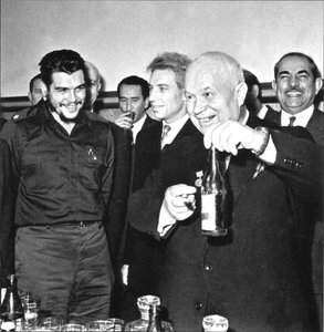 Ernesto Che Guevara en Nikita Chroesjtsjov in Moskou, Anoniem. Foto