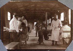 Eerste Wereldoorlog 1914-1918: verbandkamer voor gewonde Franse soldaten. Couville in de Manche, Laag-Normandië, Frankrijk. Anonieme foto mei 1917. Privécollectie, Stella. door Anonymous Anonymous