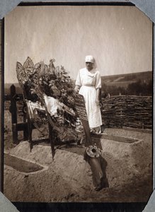 Eerste Wereldoorlog 1914-1918: verpleegster (Therese Pavillou?) in een blouse bij het graf van de Franse piloot sergeant Roux, die op 21-jarige leeftijd stierf, in Couville, Manche, Laag-Normandië, Frankrijk. Anonieme foto juli 1917. Privécollectie, Stella