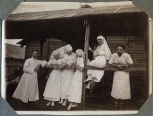 Eerste Wereldoorlog 1914-1918: verpleegsters en artsen in blouse in Couville, Manche, Laag-Normandië, Frankrijk. Anonieme foto juli 1917. Privécollectie, Stella.
