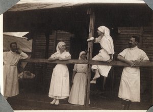 Eerste Wereldoorlog 1914-1918: verpleegsters en artsen in blouse praten in Couville, Manche, Laag-Normandië, Frankrijk. Anonieme foto juli 1917. Privécollectie, Stella. door Anonymous Anonymous