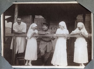 Eerste Wereldoorlog 1914-1918: verpleegsters in een grappige blouse met soldaten en een dokter in Couville, Manche, Laag-Normandië, Frankrijk. Anonieme foto juli 1917. Privécollectie, Stella. door Anonymous Anonymous