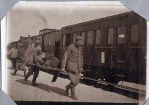 Eerste Wereldoorlog 1914-1918: soldatenwonden en brancards in een station in het Kanaal, Laag-Normandië, Frankrijk. Anonieme foto mei 1917. door Anonymous Anonymous