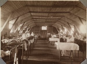 Eerste Wereldoorlog 1914-1918: gewonde soldaten en verpleegsters van het Franse Rode Kruis, kamp van Couville in het Kanaal, Laag-Normandië, Frankrijk. Anonieme foto juli 1917. Privécollectie, Stella.