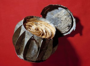 Les Boules de Moulins: zinken bollen gebruikt tijdens het beleg van Parijs in 1870 om post te verzenden die Parijzenaars niet meer konden ontvangen. Ze werden in de Seine gegooid en door de inwoners teruggevonden door Anonymous Anonymous