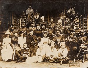 De leden van de familie Romanov tijdens de zomeroefeningen in Krasnoje Selo (Sint-Petersburg) door Anonymous Anonymous