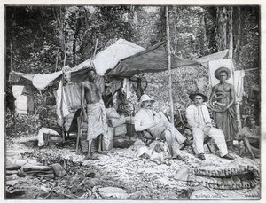 Missie van de Franse kapitein Louis Gustave Binger (1856-1936): kamp van de missie in Afforenou, Ivoorkust. Gravure in 