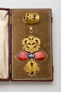 Orde van het Gulden Vlies: Spaans Gulden Vlies - Insigne behorend tot Arthur Wellesley (1769-1852) - Gemaakt door Hamlet (Londen) - Begin 19e eeuw - Goud en email - Originele kist in bordeauxrood mar door Anonymous Anonymous