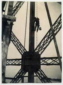 Schilder op de Eiffeltoren in 1889, Parijs