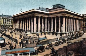 Parijs: buitenaanzicht van het Palais Brongniart (Parijse Beurs), gebouwd tussen 1808-1826 door Alexandre Brongniart (1770-1847). Foto uit 1920 in “Artistic Album” van de stad Parijs. Privécollectie. door Anonymous Anonymous