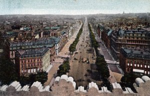 Parijs: uitzicht op de Avenue des Champs-Elysees genomen vanaf de Arc de Triomphe, Place de l