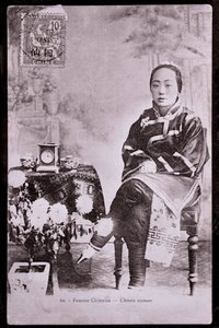 Portret van Chinese vrouw in traditionele kleding met gebonden voeten - Fotografie begin 20e eeuw - Privécollectie door Anonymous Anonymous