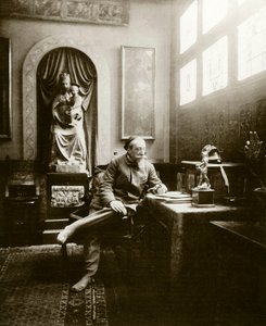 Portret van de Franse schrijver Anatole France in 1904 in zijn kantoor. Privécollectie