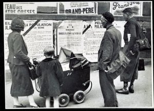 Tweede Wereldoorlog (1939-1945): Voorbijgangers lezen de mobilisatieposters in september 1939