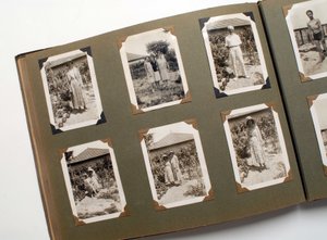 Stilleven van een fotoalbum (fotografisch) rond 1925.