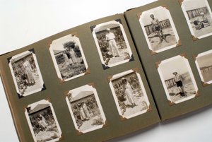 Stilleven van een fotoalbum (fotografisch) rond 1925. door Anonymous Anonymous
