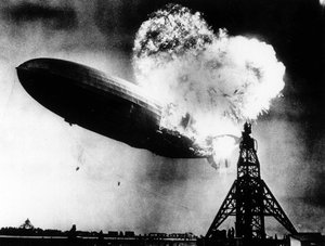 De ramp met de Hindenburg op 6 mei door Anonymous Anonymous