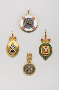 Verenigd Koninkrijk - Orde van de Distel - Links: Insigne van heraut van Schotse wapens, dit insigne is niet exclusief verbonden aan de Orde van de Distel, Midden 18e eeuw, Goud en Email, H 7 cm; b 3,8 cm; gewicht: 36 g - Rechts: insigne van deken van de O door Anonymous Anonymous