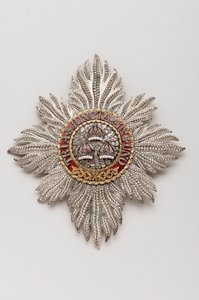 Verenigd Koninkrijk - Orde van het Bad: Ridderplaat behorend tot George IV (1762-1830), Regent, daarna Koning van Engeland (1820-1830) - Gemaakt door Rundell, Bridge & Rundell, Londen - 1813 - Goud, zilver, diamanten en email - H 11,9 cm; b 10,6 cm; gewic door Anonymous Anonymous