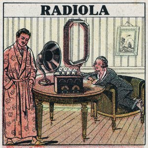 Draadloze telefonie: Radiola radio set. Anonieme illustratie uit 1925. Privécollectie. door Anonymous Anonymous