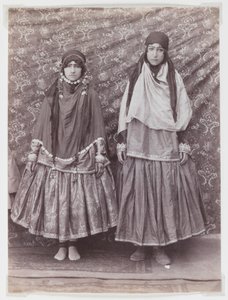 Twee vrouwen in stamkostuum
