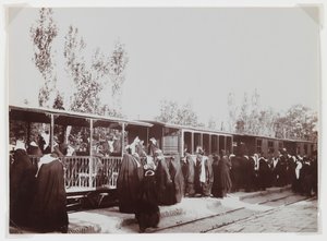 Gesluierde vrouwen die een trein instappen door Antoin Sevruguin