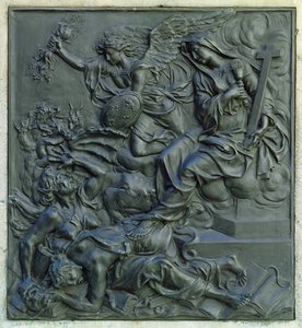 De engel van Frankrijk verdrijft de ketters, detail van het voetstuk van een standbeeld van Lodewijk XIV