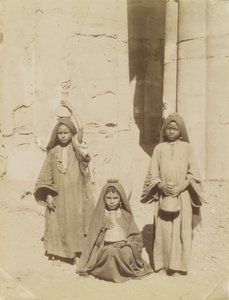 Arabische meisjes dragen water, Egypte
