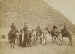 Familie toeristen in Gizeh, Egypte door Antonio Beato