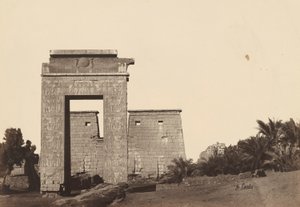Karnak: Poort van Khonsu door Antonio Beato