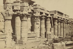 Philae: Colonnade met kapel van Nectanebo I
