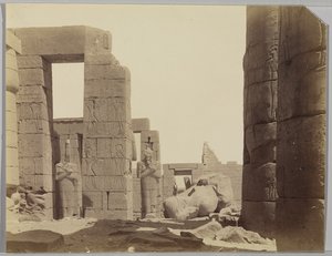 Ramesseum met het Standbeeld door Antonio Beato