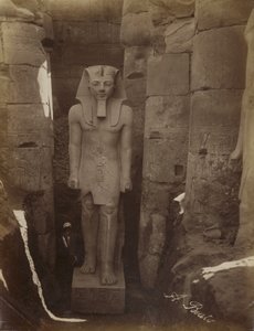 Standbeeld van Ramses II in Luxor door Antonio Beato