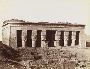 Tempel van Dendera, uitzicht vanuit het noordoosten op de gevel van de tempel