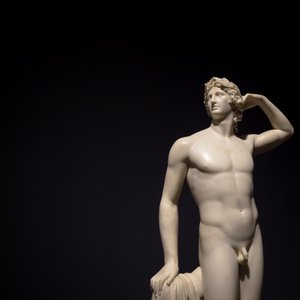 De oude sculptuur Apollo die zichzelf kroont - 1782 - Antonio Canova door Antonio Canova
